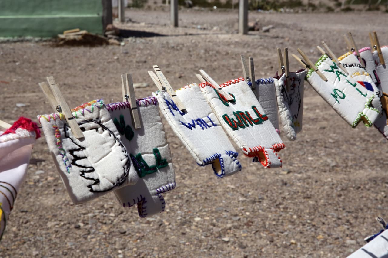 "No al muro”. Cuando el presidente Donald Trump habla de un muro, los pobladores de Boquillas del Carmen temen, pues eso podría afectar directamente la economía de sus familias, basada por completo en el turismo. Por eso ahora en sus artesanías incluyen mensajes de protesta.