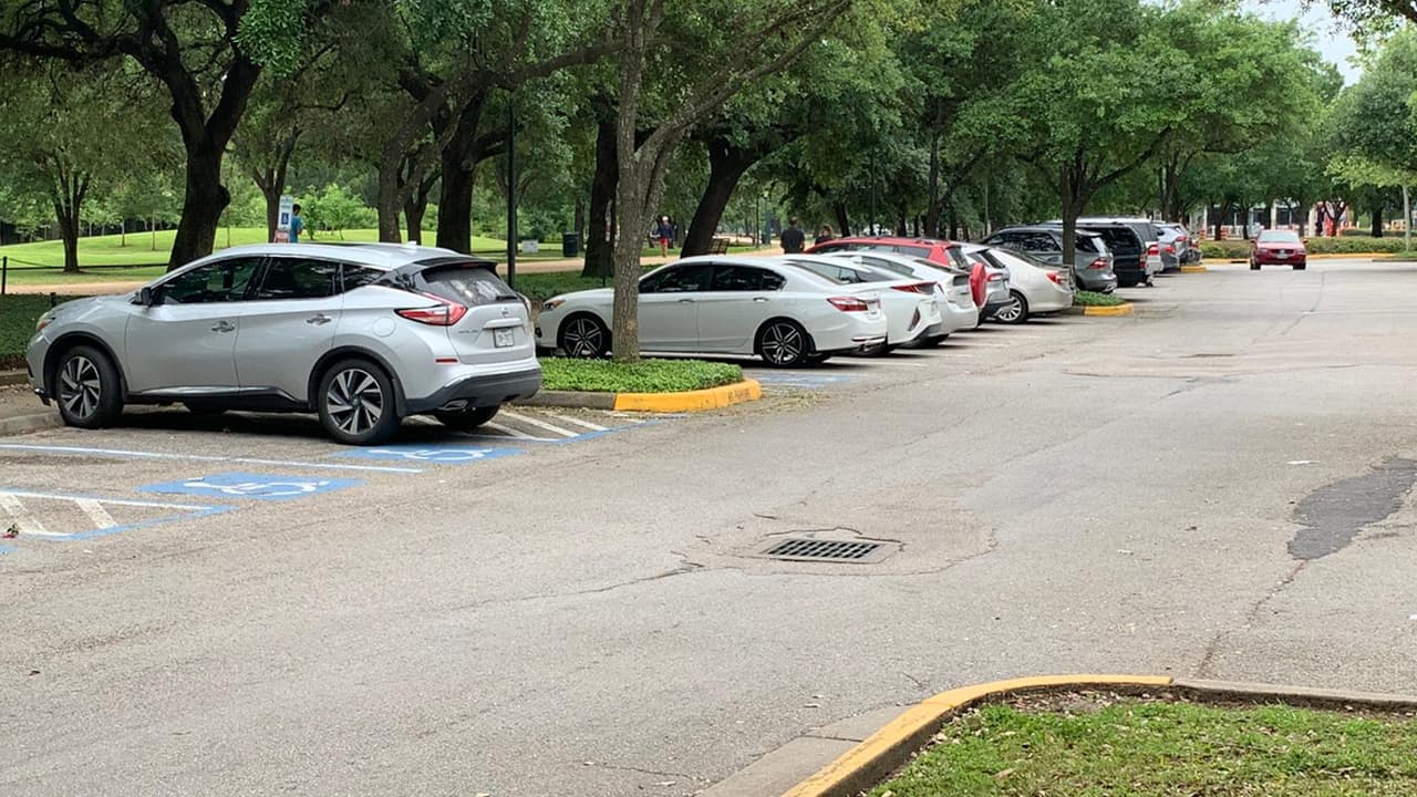El Departamento de Parques y Recreaciones de Houston continuará monitoreando los parques con la ayuda del Departamento de Policía de Houston (HPD) y personal asignado.