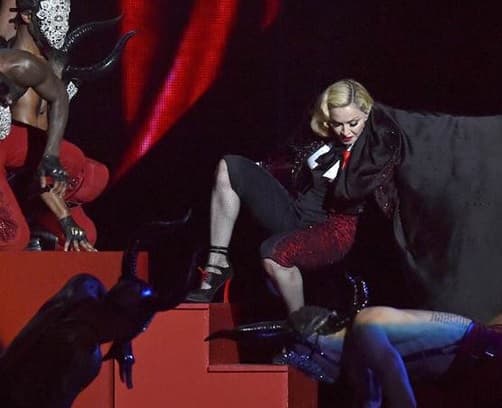 La dificultad de deshacer el lazo fue lo que ocasionó la caída.