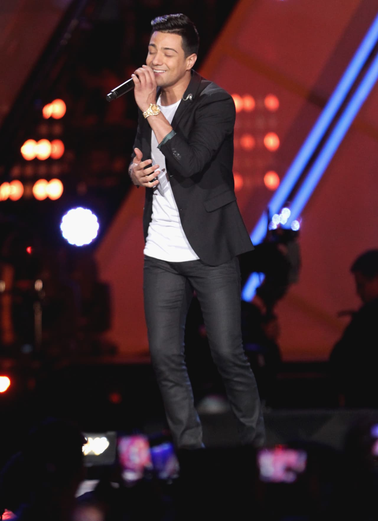 Ahora Luis, con todo el apoyo de sus fans en las redes sociales, se une como juez a Pequeños Gigantes USA.