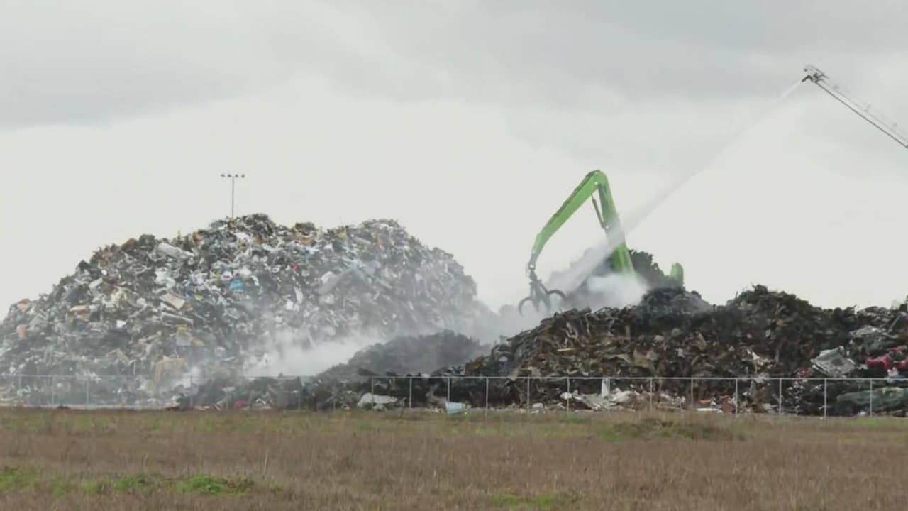 Finaliza la orden de resguardo en Dayton tras un gran incendio en una planta de reciclaje