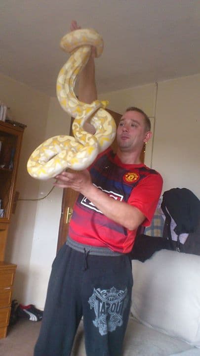 Nada le encanta más que estar con Rob y su prometida, Stacey.