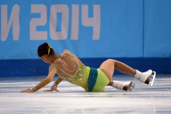 La china Peng Cheng y la china Zhang Hao caen durante su prueba de patinaje en parejas.