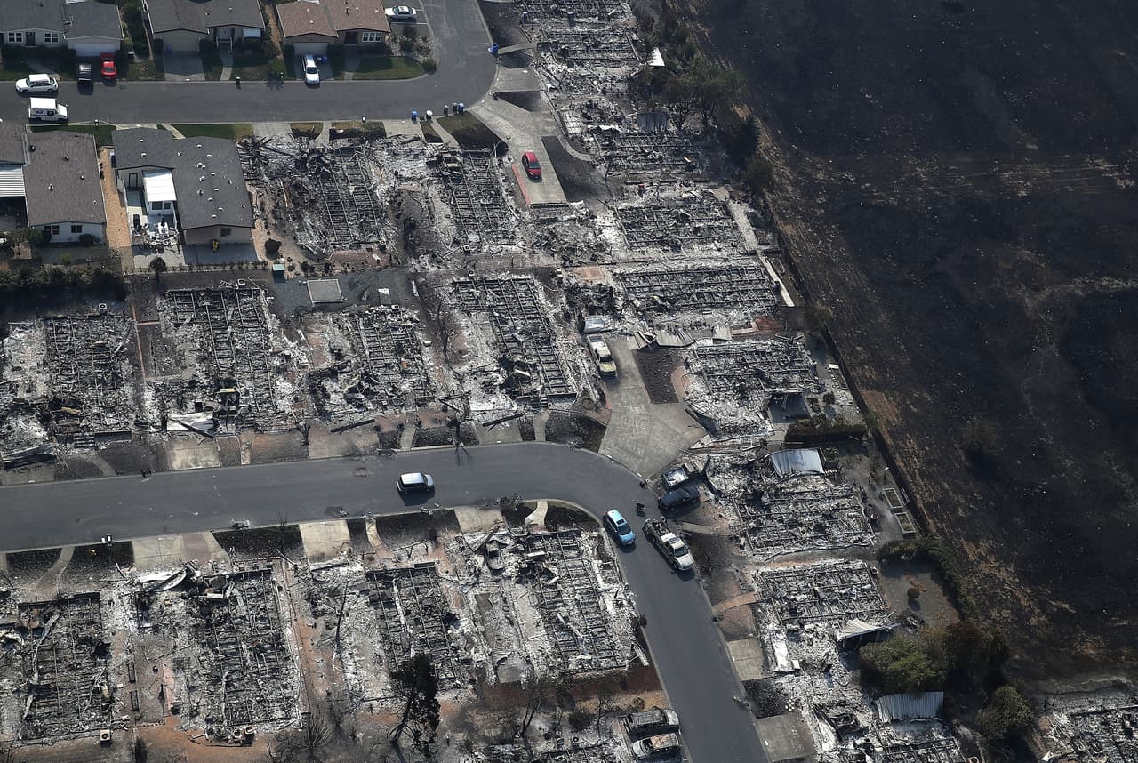 Una vista aérea de una zona residencial en Santa Rosa, calcinada por los incendios.