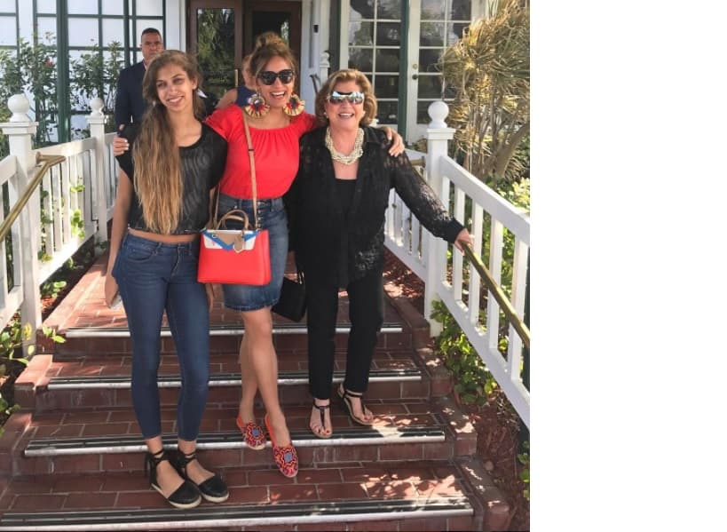 Lili Estefan recordó a su mamá Becky García que falleció en el 2016, "pensando en mi mamá ¡que ha guiado cada paso de mi vida desde el cielo! Para mi querida madre que la llevo en mi corazón y para las mujeres de mi familia ¡que tanto amor me han dado!