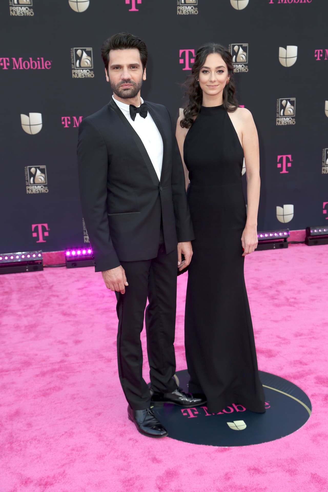 El actor turco tiene una relación amorosa con la actriz desde 2015 y aunque suele ser muy reservado con su vida privada, esta vez sí se dejó ver junto a ella en la alfombra magenta.