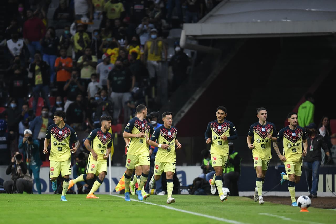 Con gol de último minuto, Gallos Blancos le arrebató el triunfo al América que sigue sin ganar en el Estadio Azteca y volvió a irse entre abucheos y muchas dudas del futuro de Santiago Solari.