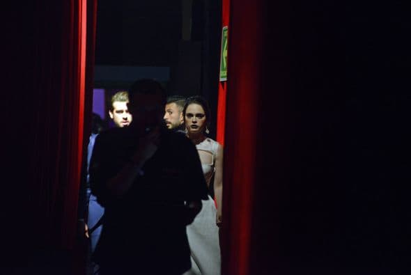 Mientras unos disfrutaban afuera, detrás del escenario otros se preparaban para ser presentadores y entregar los premios, tal como Fabiola Guajardo y Pablo Lyle.