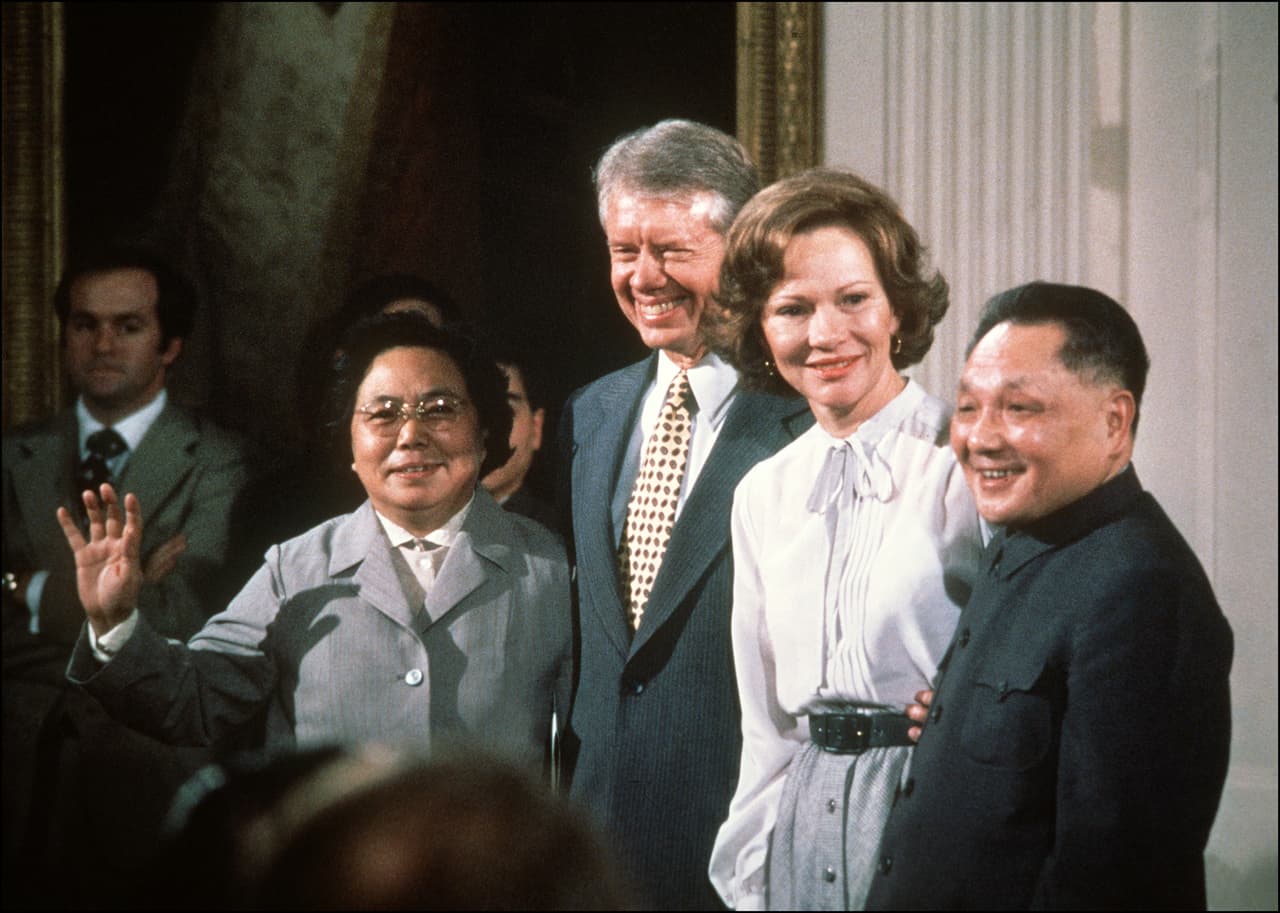 <b>1979, Deng visita EEUU.</b> Como parte de ese deshielo progresivo entre ambos países, el líder del gigante asiático Deng Xiaoping, visitó EEUU y se reunió con el entonces presidente Jimmy Carter. Deng es considerado el artífice de la nueva política económica china que en pocos años convirtió al país en uno de los más pujantes del mundo.