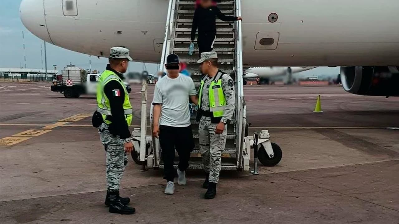 ¿Por qué hospitalizaron al hombre que intentó desviar un avión que iba a Tijuana y de qué intentaba escapar? Esto es lo que se sabe