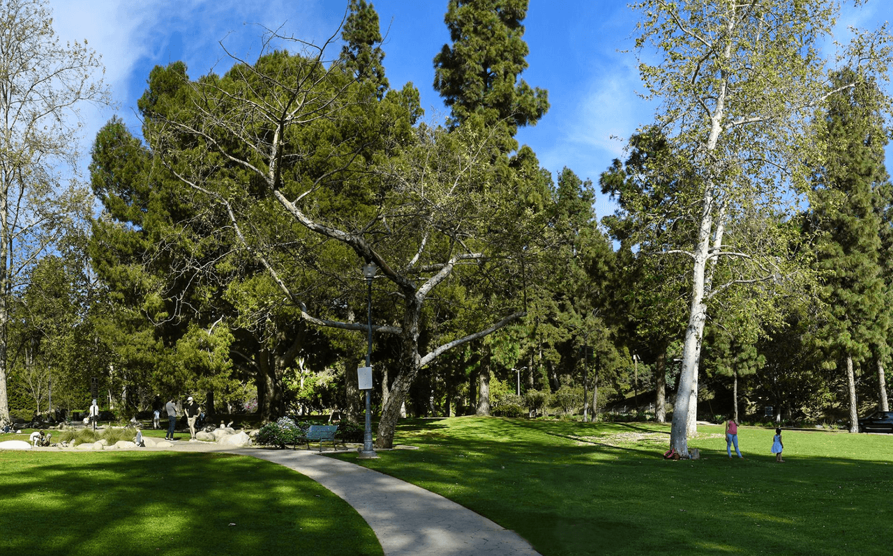 <b><a href="http://www.beverlyhills.org/departments/communityservices/cityparks/coldwatercanyonpark/web.jsp?NFR=1" target="_blank">5. Coldwater Canyon Park </a></b>
<br>Con aguas en perfectas perfecta condiciones para que los más pequeños puedan chapotear y refrescarse. También encontrarás áreas de juego para niños, así como áreas de picnic.
<br>
<br>Dirección: 1100 North Beverly Drive, Beverly Hills, CA 90210