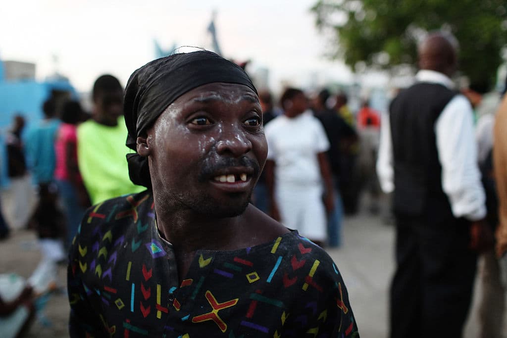 Hablando del sincretismo religioso, veamos cómo se equiparan los loases con las figuras religiosas católicas. Comencemos con Santa Ana, quien aquí es Anaísa Pie. Es una de las más queridas y se celebra el 26 de julio.