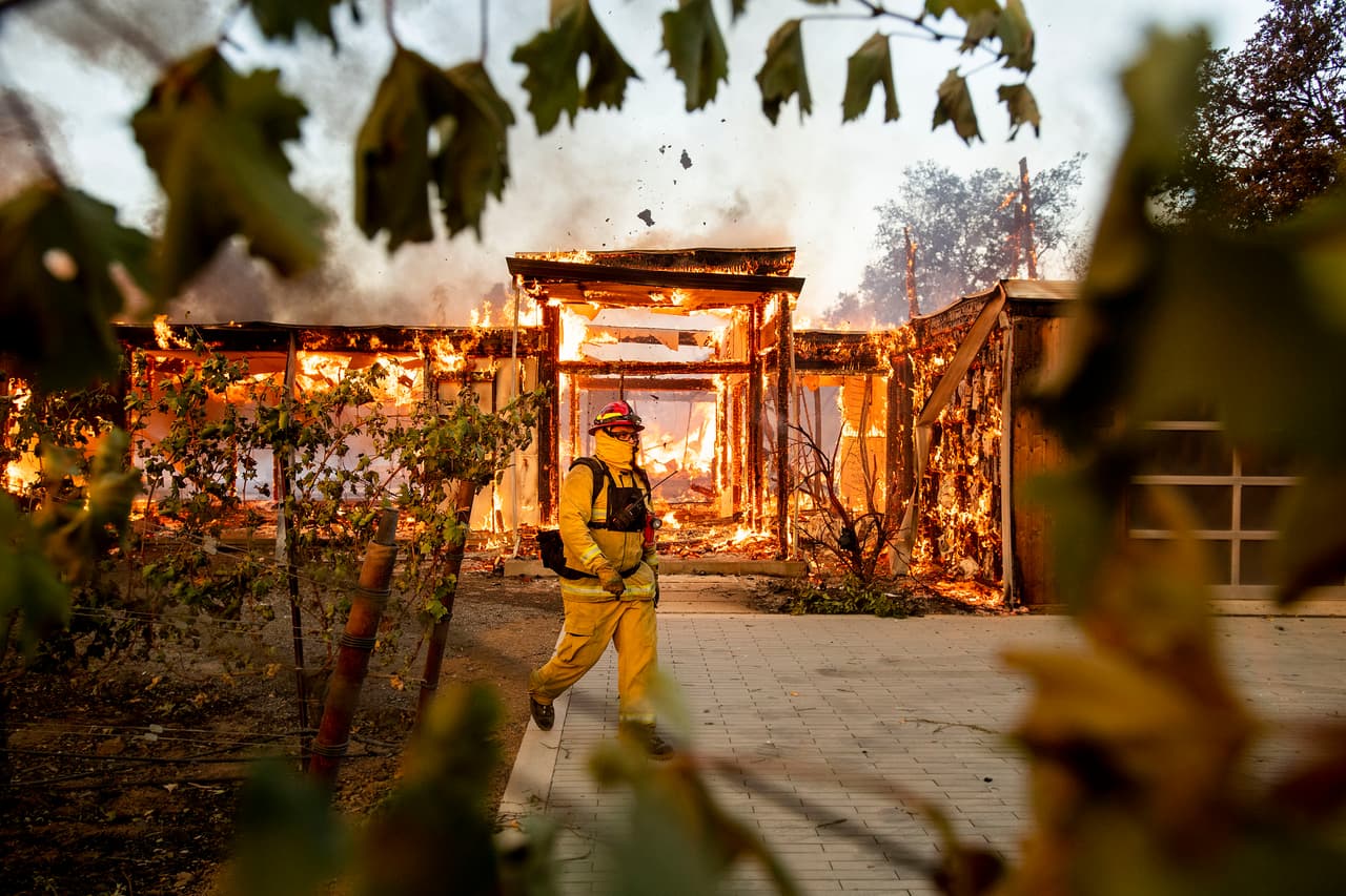 Cal FIRE informó la mañana de este domingo que las órdenes de evacuación obligatorias se ampliaron durante la madrugada y actualmente afectan a 180,000 residentes, a los que se les ha pedido que abandonen de inmediato sus casas ante la "amenaza inminente" del fuego.