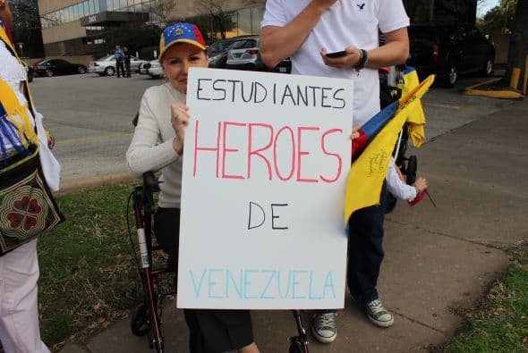 A cantos y gritos pidieron paz y libertad en la calle Westheimer, una de las más transitadas de Houston. 