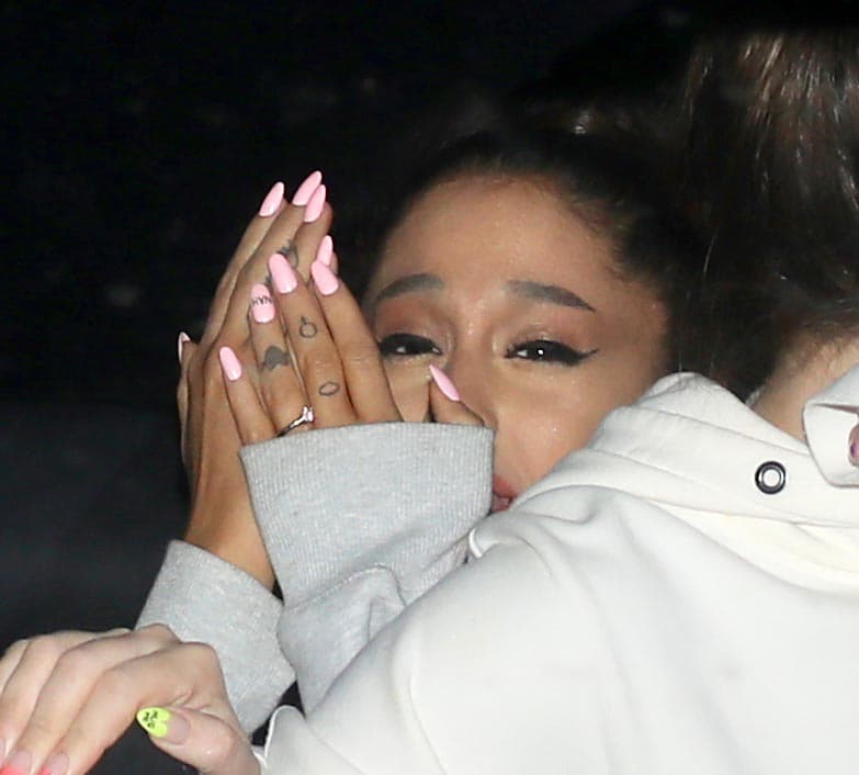 Tras la muerte de Mac Miller, la cantante ‘7 Rings’ 
<b><a href="https://www.univision.com/entretenimiento/ariana-grande-destrozada-rompe-el-silencio-tras-la-muerte-de-su-ex-revelando-un-video-de-cuando-estaban-juntos-video">se mostró muy afectada</a></b>. “No puedo creer que ya no estés aquí. Hemos hablado de esto tantas veces. Estoy tan enojada, tan triste, que no sé qué hacer”, expresó días después de la pérdida de su ex.