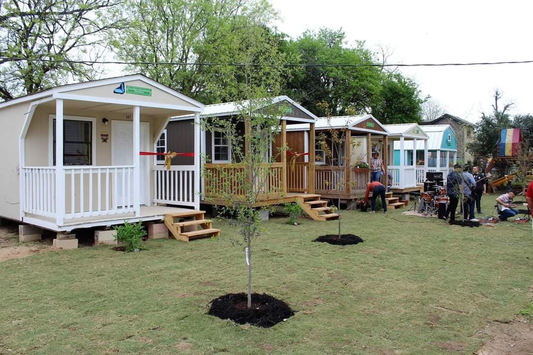 La ciudad de Laredo, Texas, optó por tomar nueve casas pequeñas para la comunidad de personas sin hogar que viven en la ciudad fronteriza.