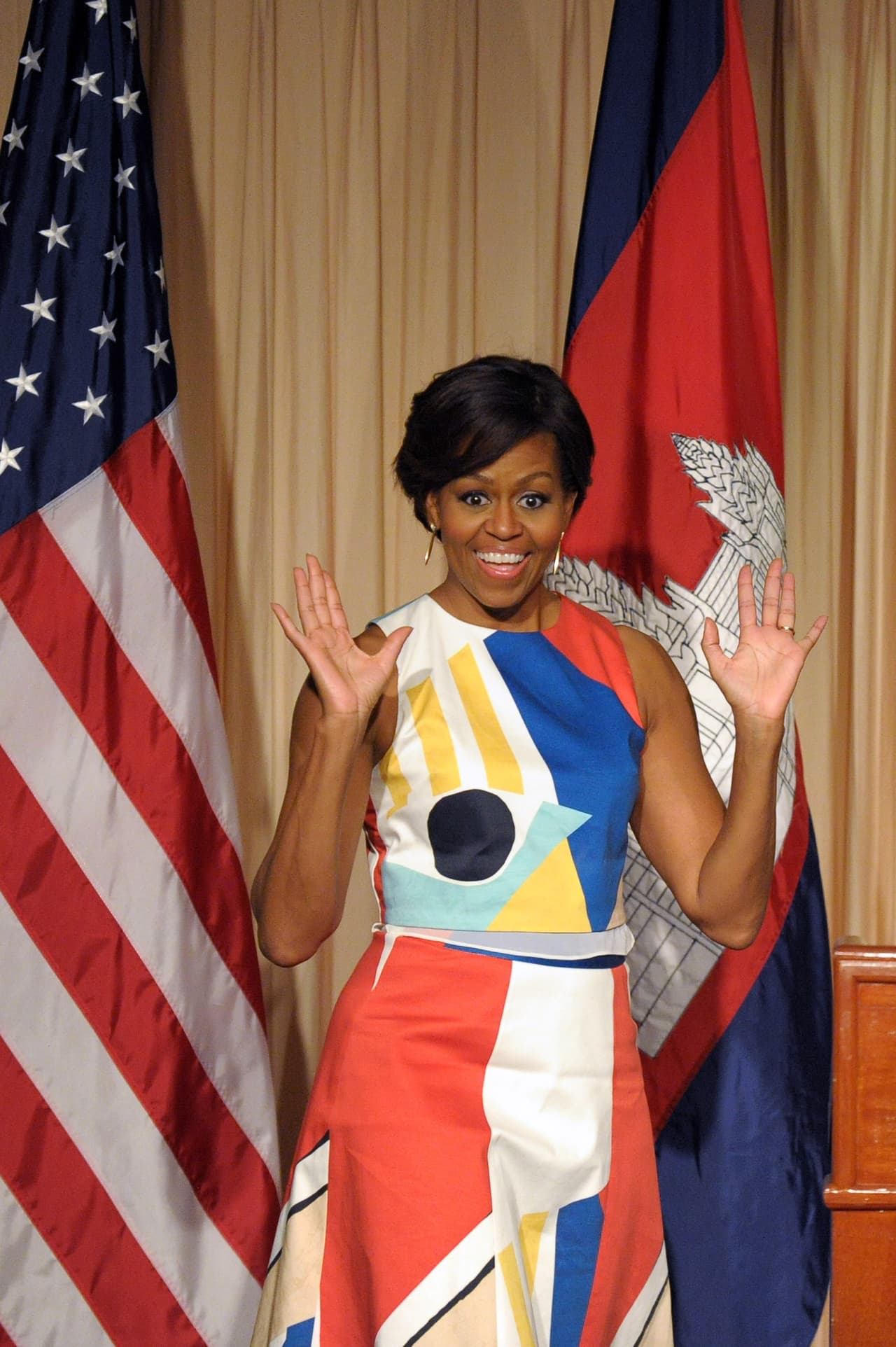 El coloblocking también se puede usar apostando no por un único color en todo el vestido sino por fragmento de colores disonantes en bloque y geometrías como lo hizo Michelle Obama con este traje de Alice + Olivia durante su visita a Siem Reap.