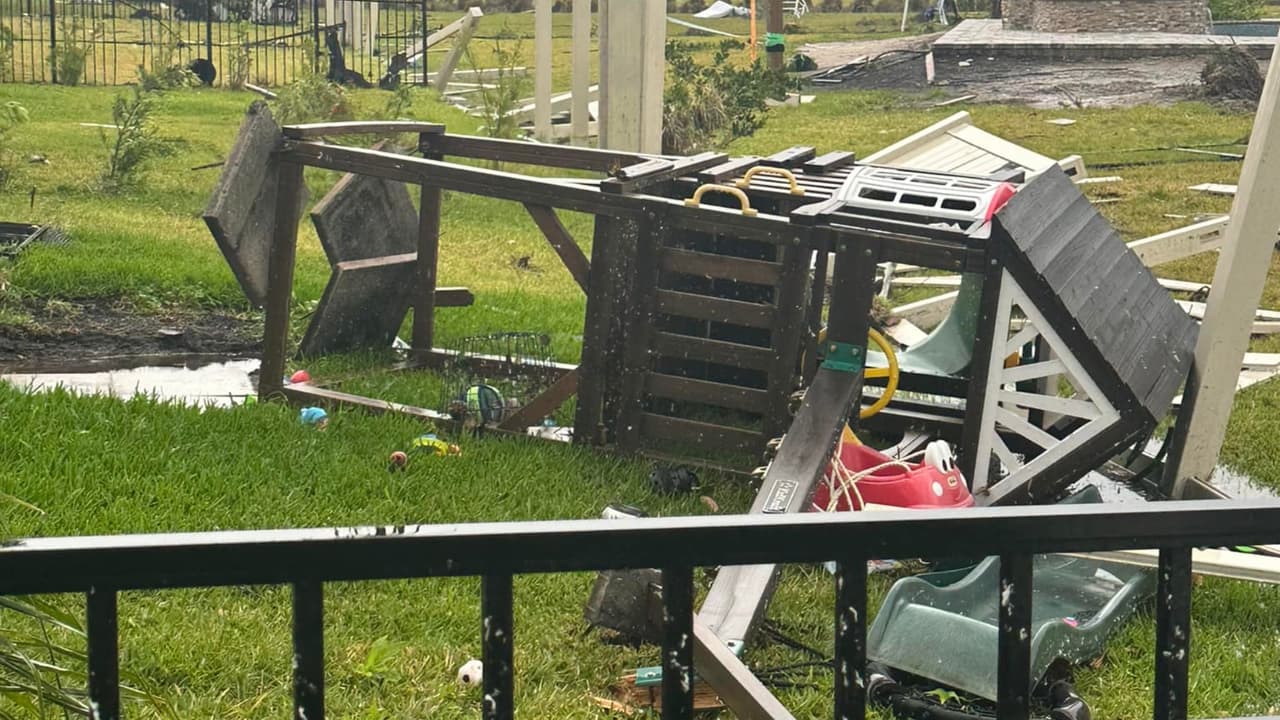 Autoridades aclararon que
<b>el mal tiempo solo dejó afectaciones materiales en espacios exteriores</b>, además de víctimas con heridas leves.