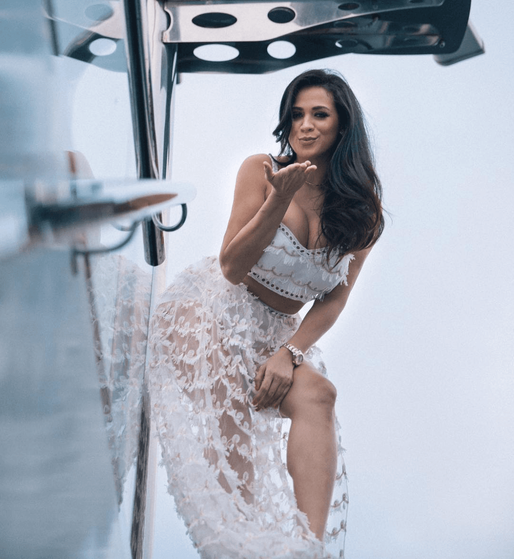 <b>Agosto</b>
<br>A pocos días de que termine el verano, la locutora se despide de su temporada favorita.