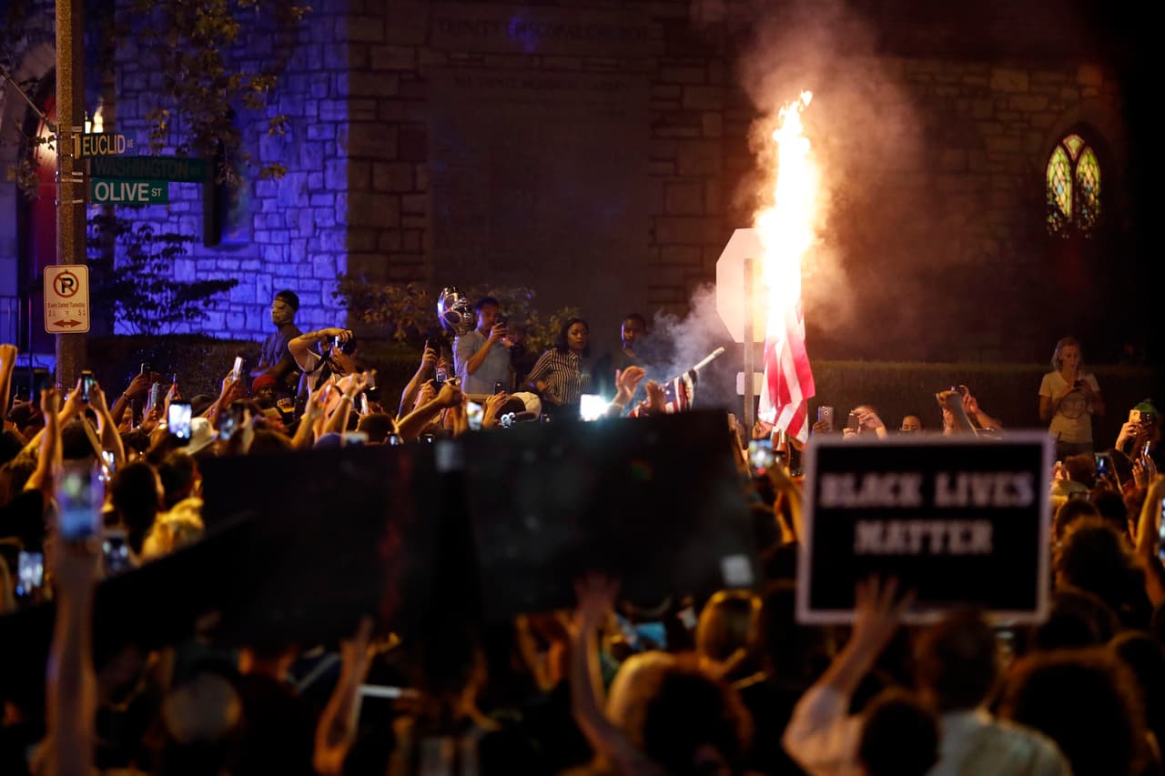 Algunos de los manifestantes que protestaban en San Luis quemaron una bandera de Estados Unidos.