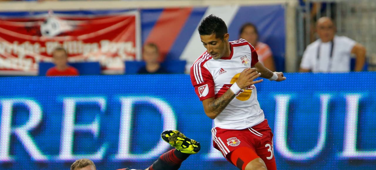 Gonzalo Verón luchando una pelota ante Toronto FC
