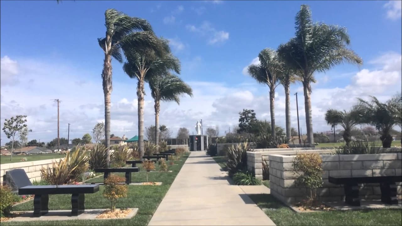 A pesar de la sobriedad del cementerio californiano, los fans de Jenni siempre se las ingenian para llevarle flores, globos, cartas y fotos, para recordarla con cariño.
