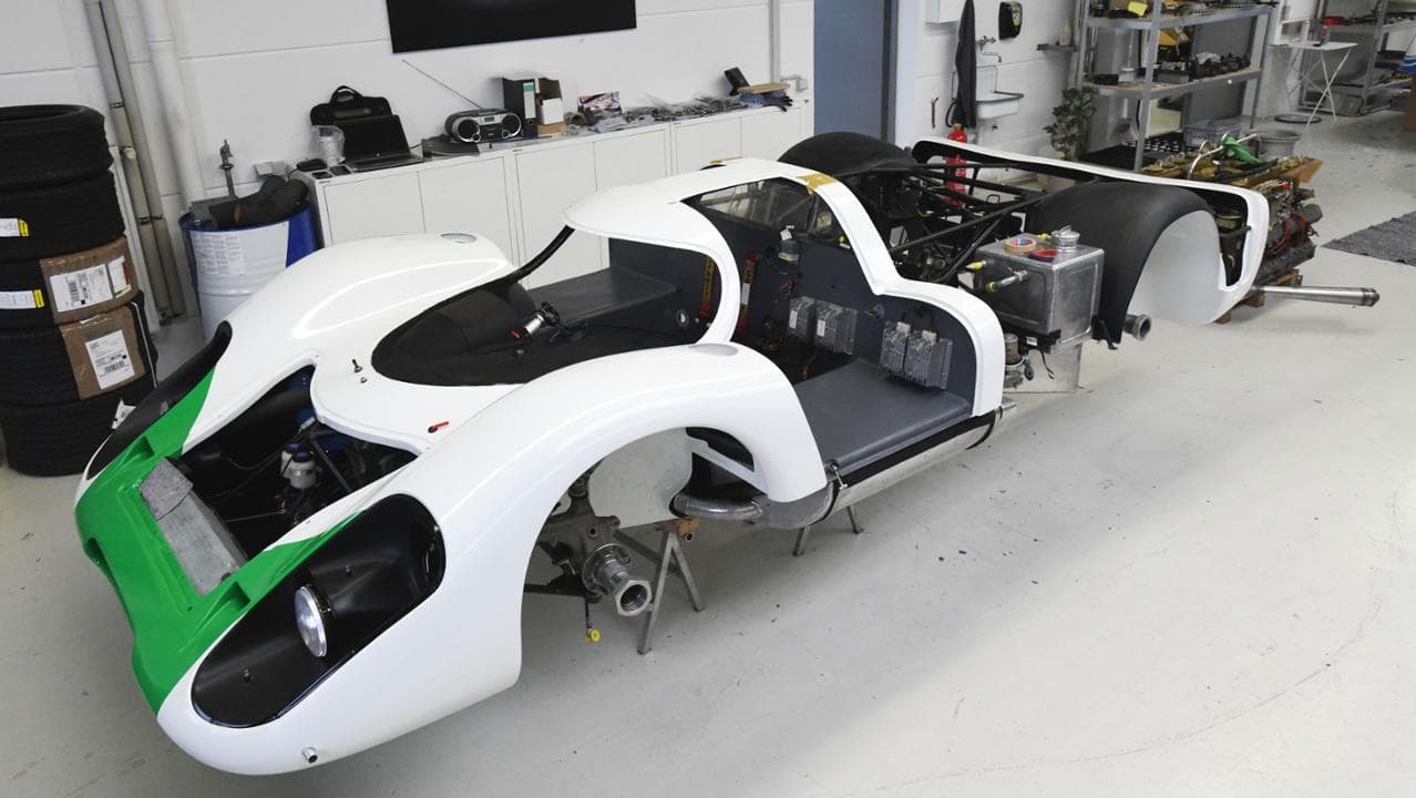 El Porsche 917 estaba construido alrededor de una estructura tubular de apenas 
<b>93 libras de peso</b>. Su motor era de 12 cilindros 'plano', una configuración atípica que lo hacía inusualmente largo, obligando a los diseñadores a sentar al piloto lo más adelante posible con los pies sobre el eje delantero a fin de mantener una longitud aceptable.