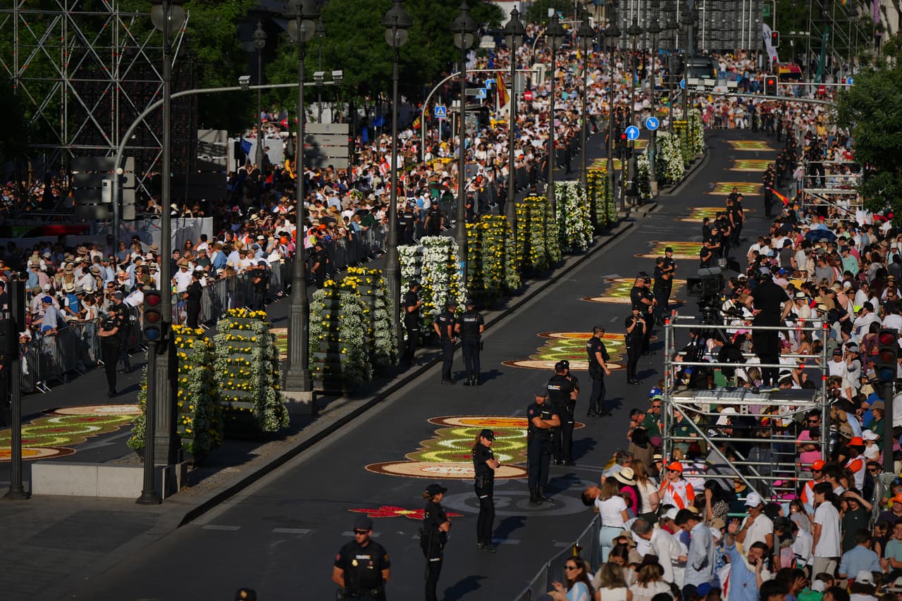 El Corpus Domini (conocido popularmente en el país como Corpus Christi )es una de las festividades más importantes de la Iglesia Católica en España, dedicada a celebrar y exaltar la Eucaristía y la presencia real de Jesucristo en el pan y el vino