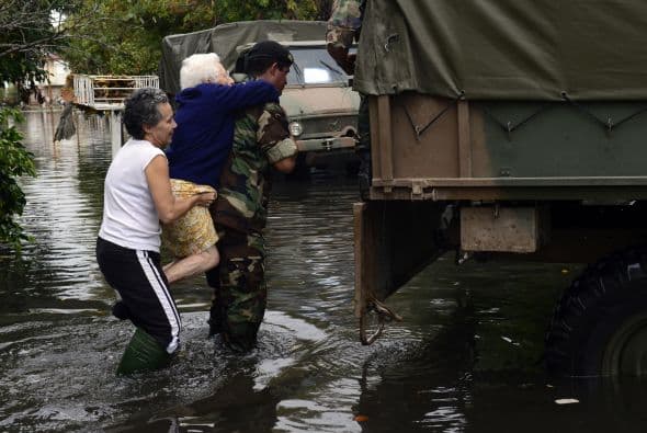El Gobierno argentino decretó además tres días de duelo nacional por las víctimas fatales de la catástrofe climática y dispuso el envío de personal del Ejército a las zonas inundadas para colaborar en la asistencia a los damnificados.