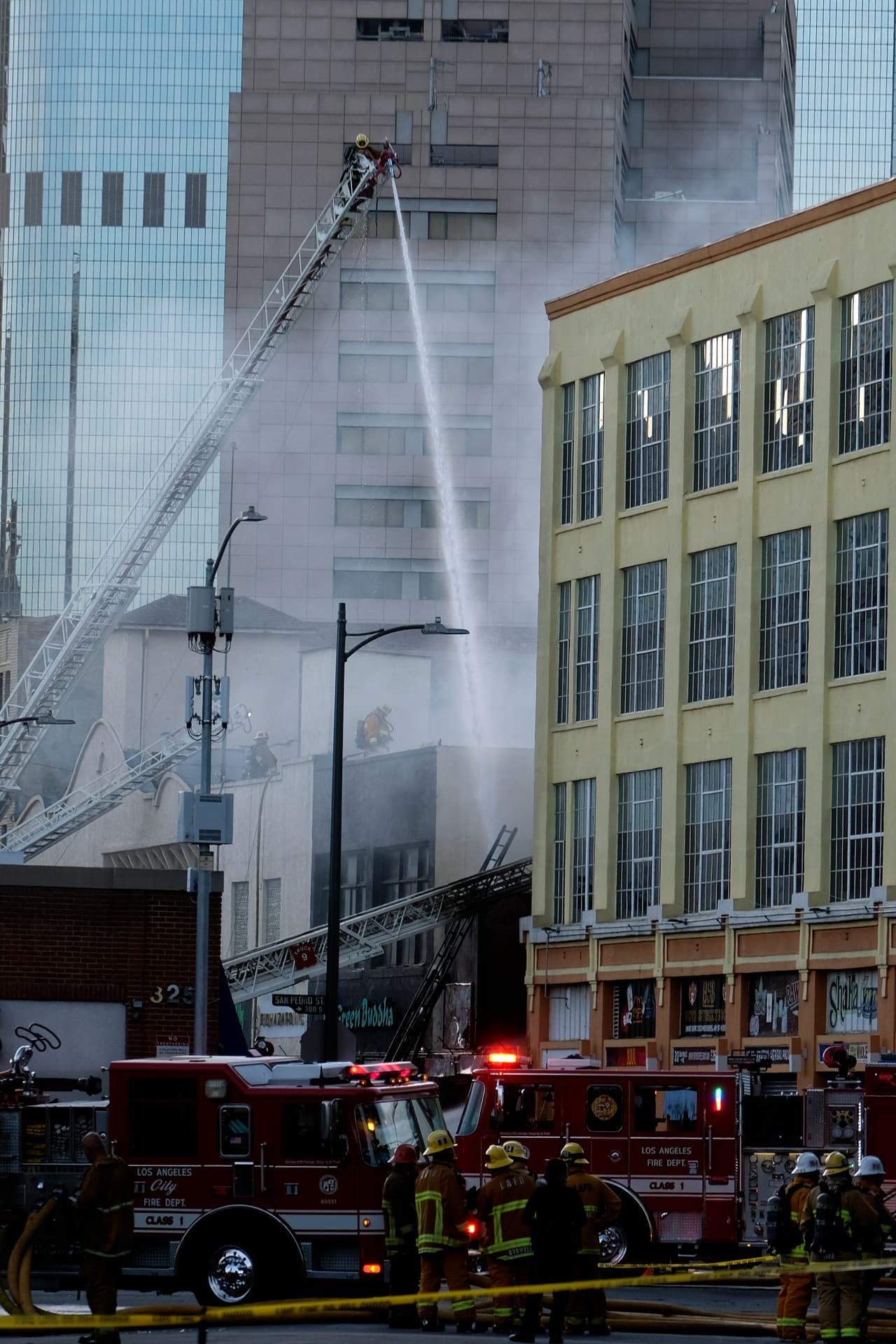 “Una explosión significativa” golpeó el barrio en torno a las 18:30, según el capitán de bomberos de Los Ángeles, Erik Scott, citado por la AP.