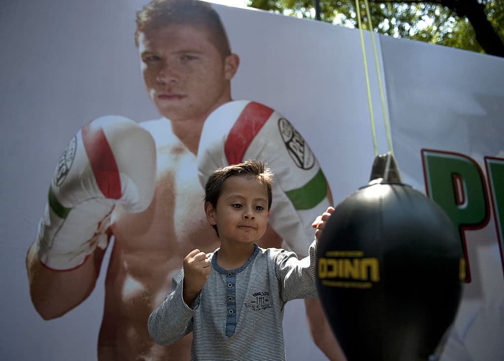 Su apariencia física tuvo mucho que ver con su personalidad y en su carrera como boxeador. Su cabello rojo y sus pecas fueron muchas veces - y de muy diversas maneras-, objeto de burlas. Todos los días lo molestaban por ello y a diario se peleaba. Lo del boxeo nació para defenderse por ser diferente a los demás.