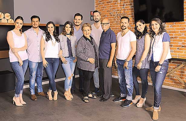 La familia Torre Hütt está ingrada por once hermanos, de los cuales José María, Andrea y Fátima, son actores desde niños y siempre han trabajado en televisión, teatro y cine.