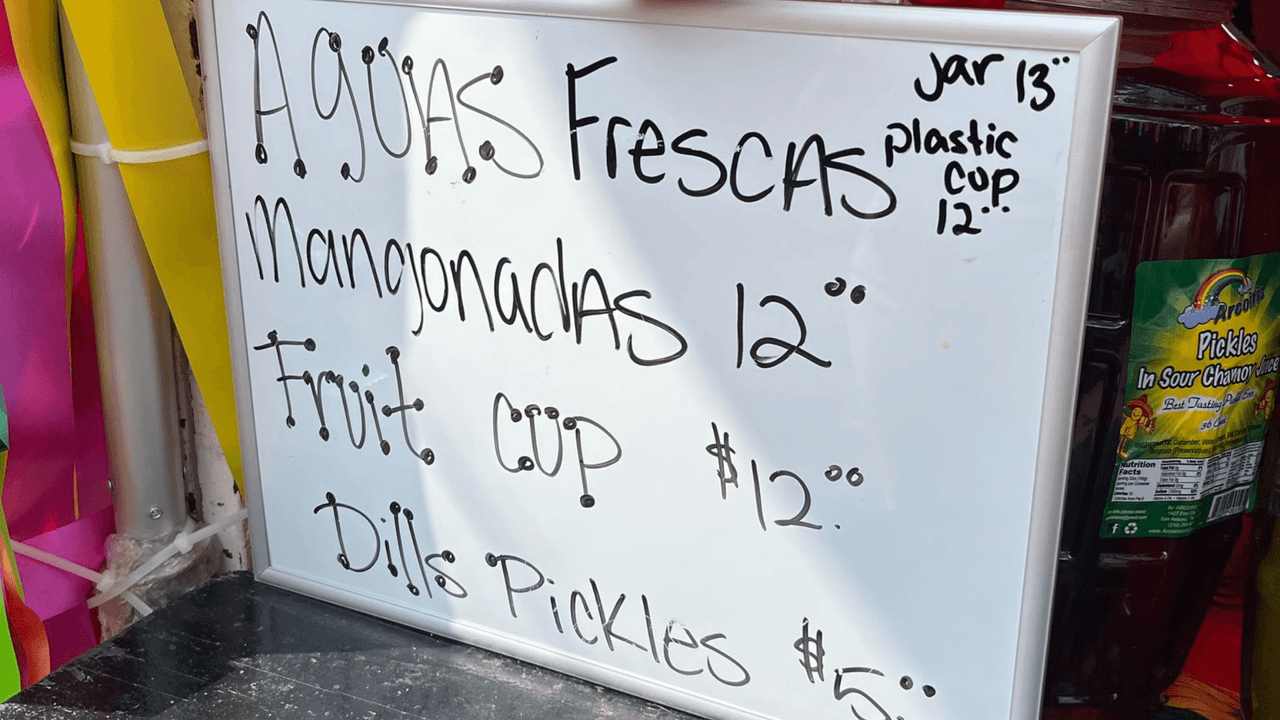 En el caso de las bebidas, este puesto tiene precios similares a los de la comida, alcanzando hasta los $12 por un vaso de plástico.