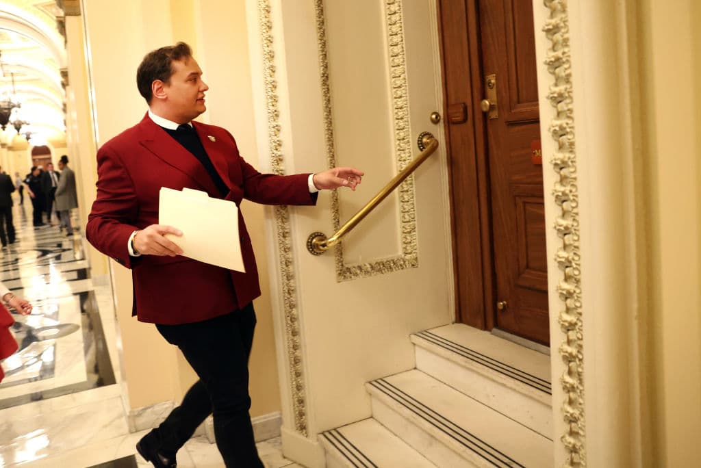 El exrepresentante también 
<b>obtuvo fraudulentamente beneficios de desempleo durante la pandemia </b>mientras estaba empleado y mintió en sus declaraciones financieras ante el Congreso.