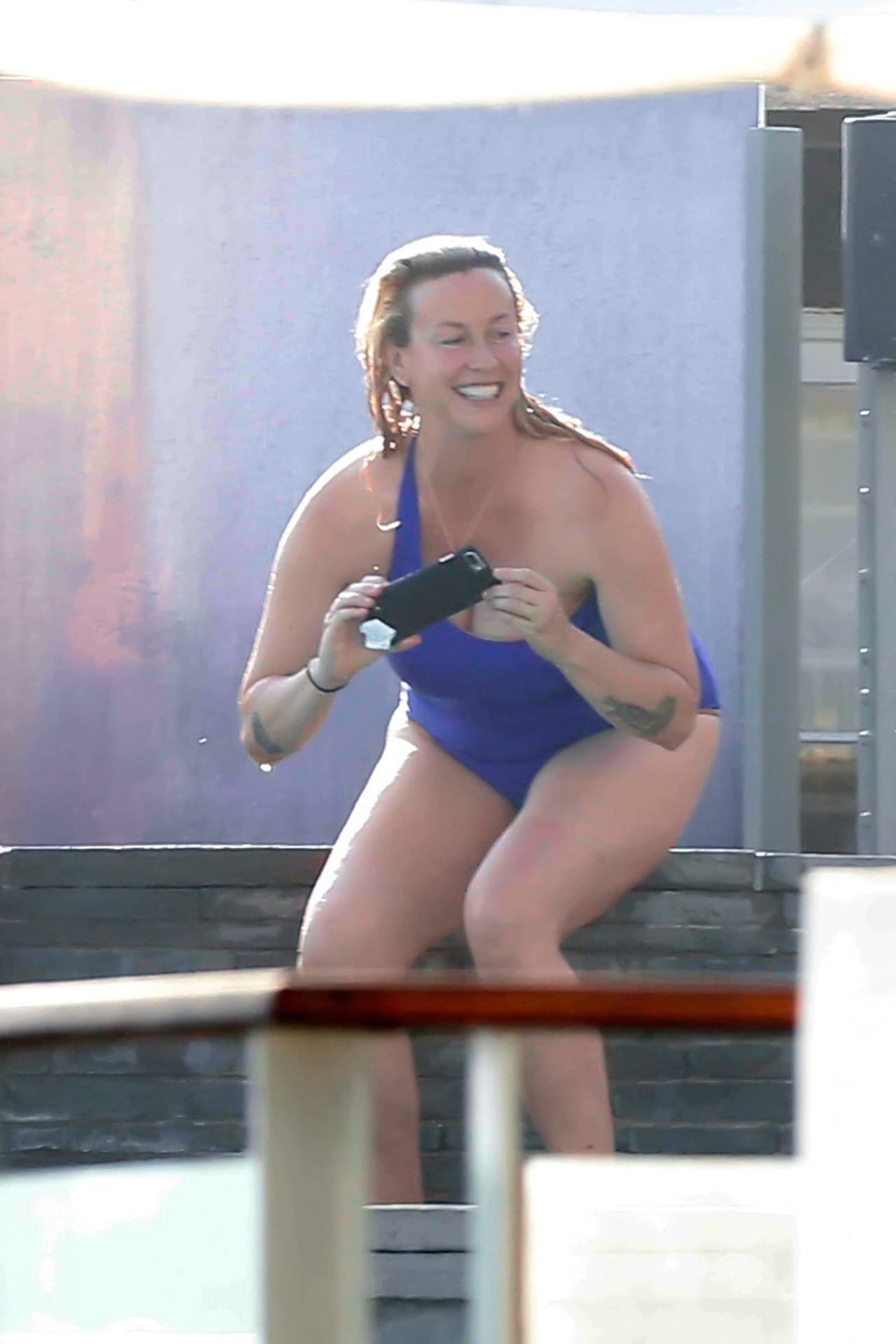 La canadiense Alanis Morissette disfrutó de un fiesta en piscina en su casa de la playa, en Malibú, California.