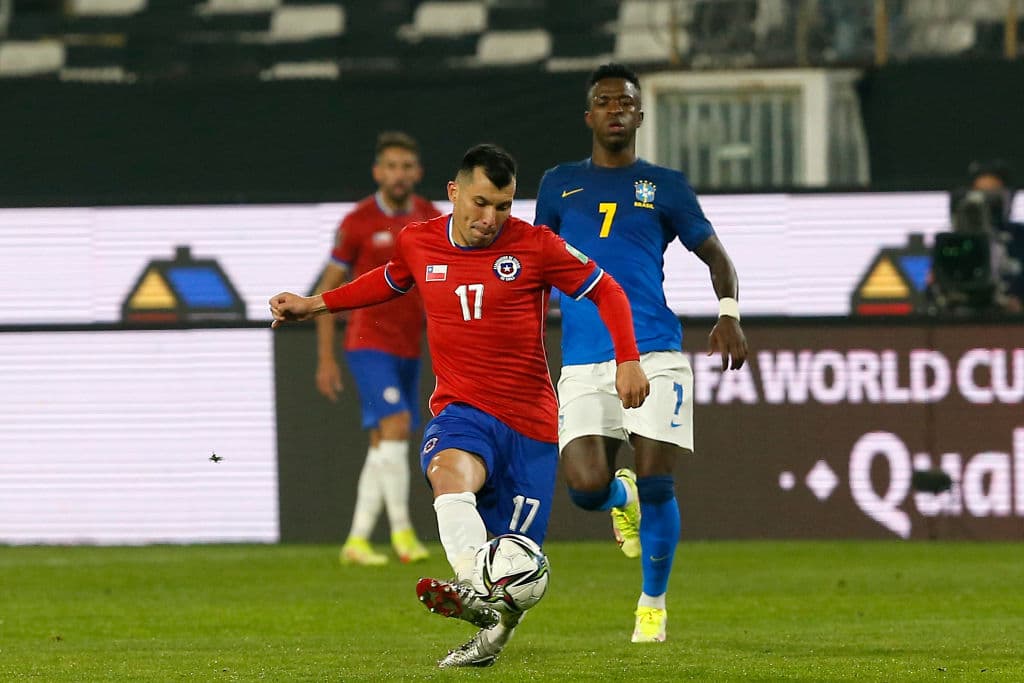 Brasil sufre para conseguir la victoria, pero el gol de Everton Ribeira le dio la victoria a los visitantes 0-1.