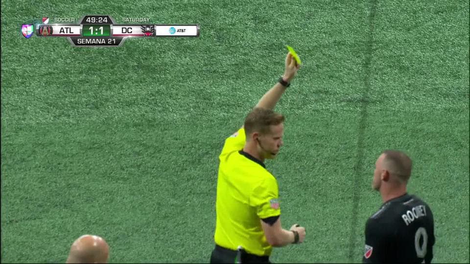 Tarjeta amarilla. El árbitro amonesta a Wayne Rooney de D.C. United