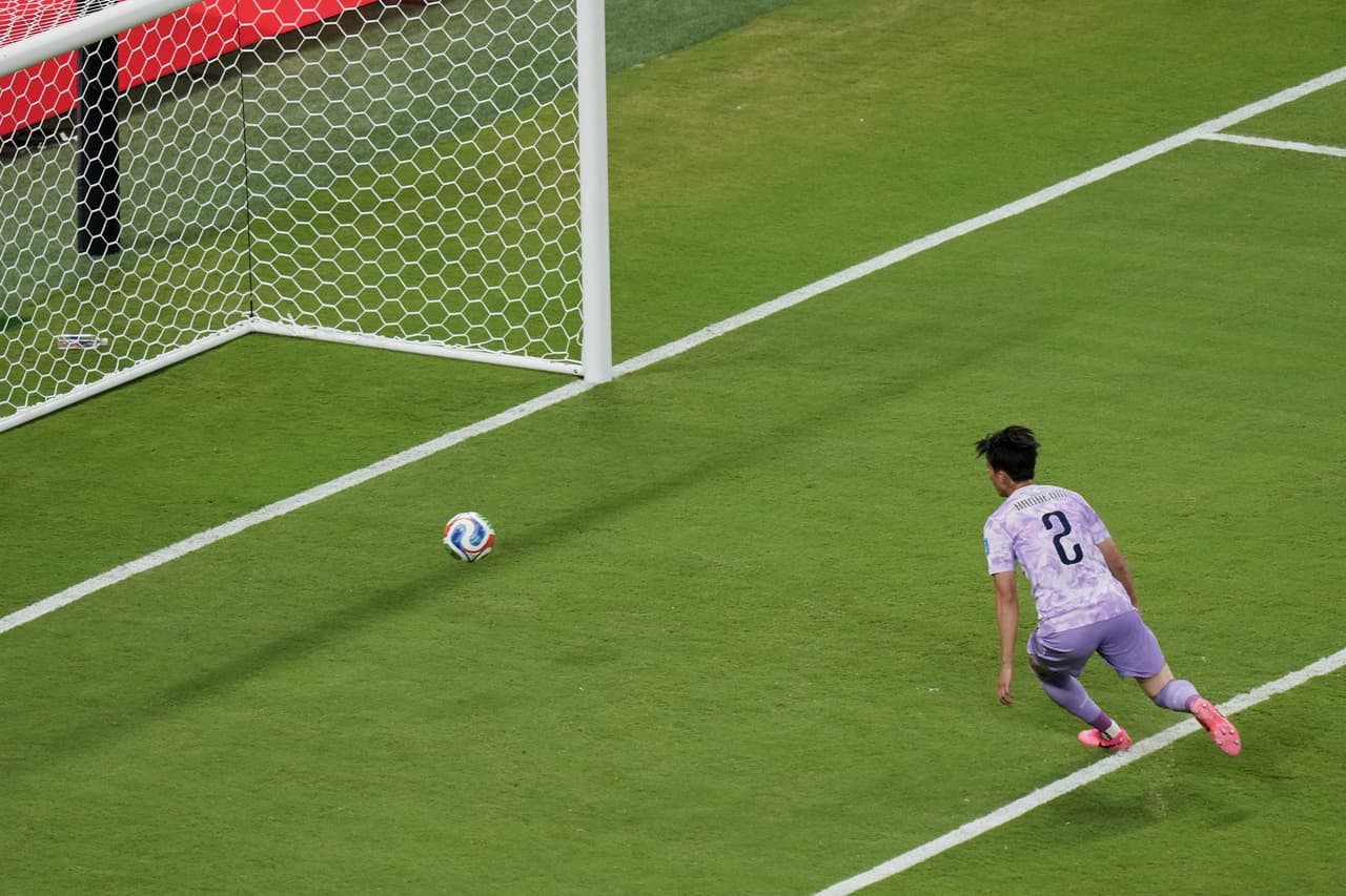 El surcoreano Lee Han-beom (2) observa el balón mientras el mexicano Luis Romo marca el primer gol durante el partido de fútbol del Grupo A de la Copa del Mundo entre México y Corea del Sur en Zapopan, cerca de Guadalajara, México, el jueves 18 de junio de 2026.