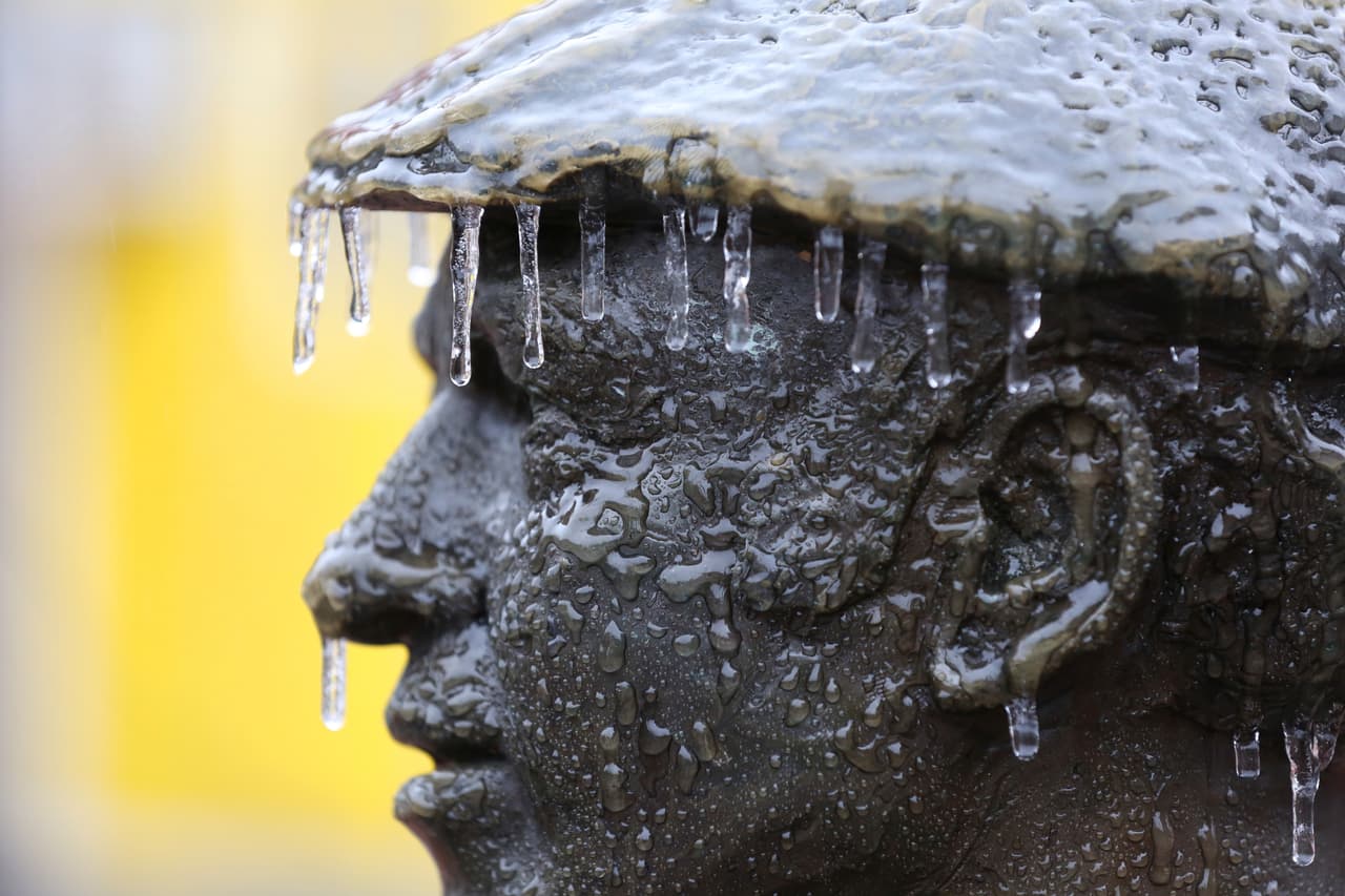 Así quedó una estatua este jueves en un parque en la ciudad de Eugene, en Oregon.