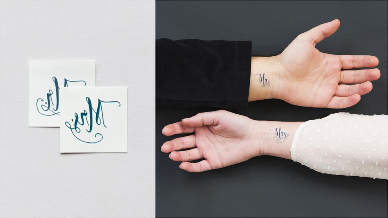 <a href="https://tattly.com/products/mr-and-mrs " target="_blank">Tatuajes temporales Mr and Ms.</a> de Tattly. 
<br>
<b>Precio: $2 </b>
<br>Convertirse en una versión nunca antes vista de uno mismo (sin tener que llegar a la falsa peluca) es uno de nuestros afrodisiacos favoritos. 
<br>
<br>