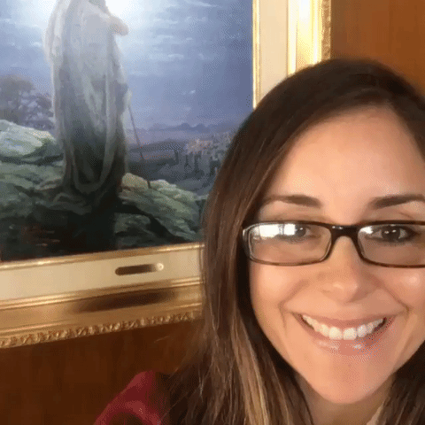 La actriz mexicana Karyme Lozano ocupa sus gafas sólo cuando está detrás de cámaras.