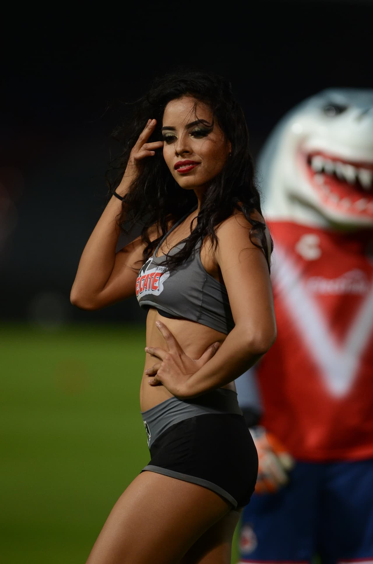 El duelo entre Tiburones y Gallos se vio engalanado por la hermosura de sus mujeres que levantaron suspiros en el Luis 'Pirata' Fuente.