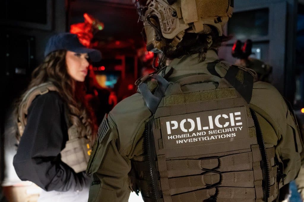 La subsecretaria del DHS, Tricia McLaughlin, documentó la participación de Noem mediante fotografías donde se observa a la secretaria encabezando los operativos junto a personal de ICE y DEA.