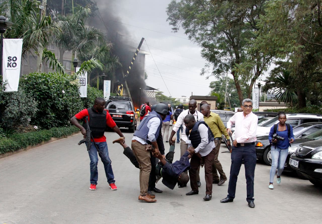 "Estamos conscientes de que los delincuentes armados se están refugiando dentro del hotel y las fuerzas especiales los están expulsando", agregó Boinnet, quien hasta el momento no confirmó ninguna muerte y no dijo el número oficial de heridos.