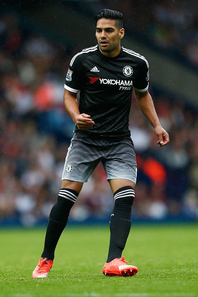 <b>Radamel Falcao García</b>:
<br>Pero cuando militaba en el Chelsea, de la Premier League de Inglaterra, decidió hacerun cambio y se cortó el pelo, adoptando un peinado ya muy popular entre los jóvenes.