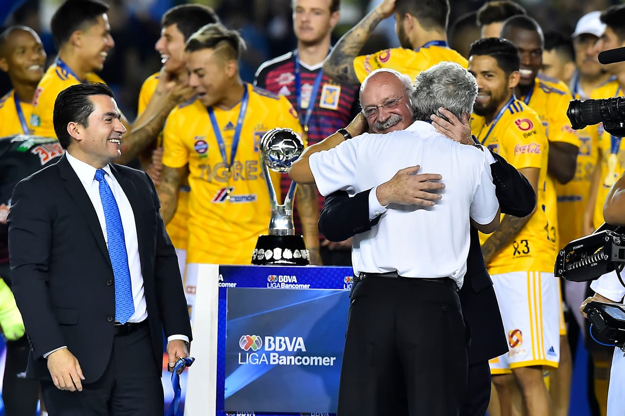 ¡Tigres se proclama Campeón del fútbol mexicano! Los felinos regiomontanos cosecharon su séptimo título de la Liga MX y se cuelan, aunque muchos se sigan negando a aceptarlo, entre los grandes del balompié azteca. Luego de superar en una Final de un solo gol a los Esmeraldas del León, así se dieron los festejos de los Tigres en patio ajeno, imágenes para el recuerdo y que hay que darse un tiempo para echarles un ojo, sobre todo la fiel afición de los felinos regios.