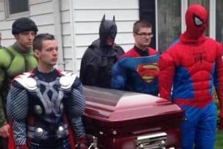 El funeral de un pequeñito de cinco años estuvo lleno de superhéroes