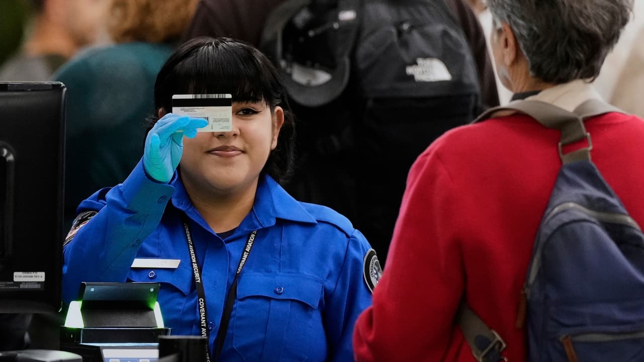 El Real ID entra en vigor: qué hacer si aún no lo tienes y cómo afecta a los viajeros sin estatus legal