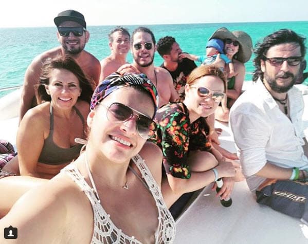 León es parte de las fiestas y los viajes a los que asiste la actriz: "Crónica de una vacación. Amigos. Familia".