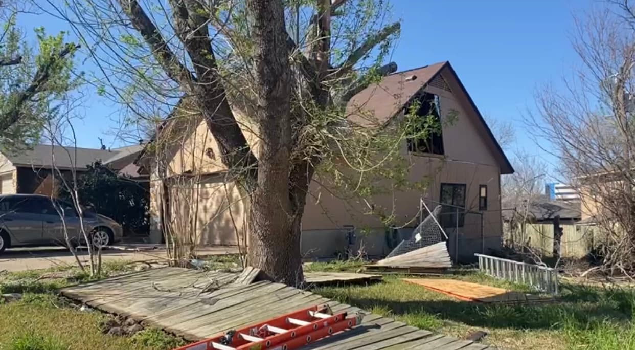 Grupos de dos o más quien quieran ser voluntarios también pueden dirigirse a Dell Diamond Heritage Center durnate el día.